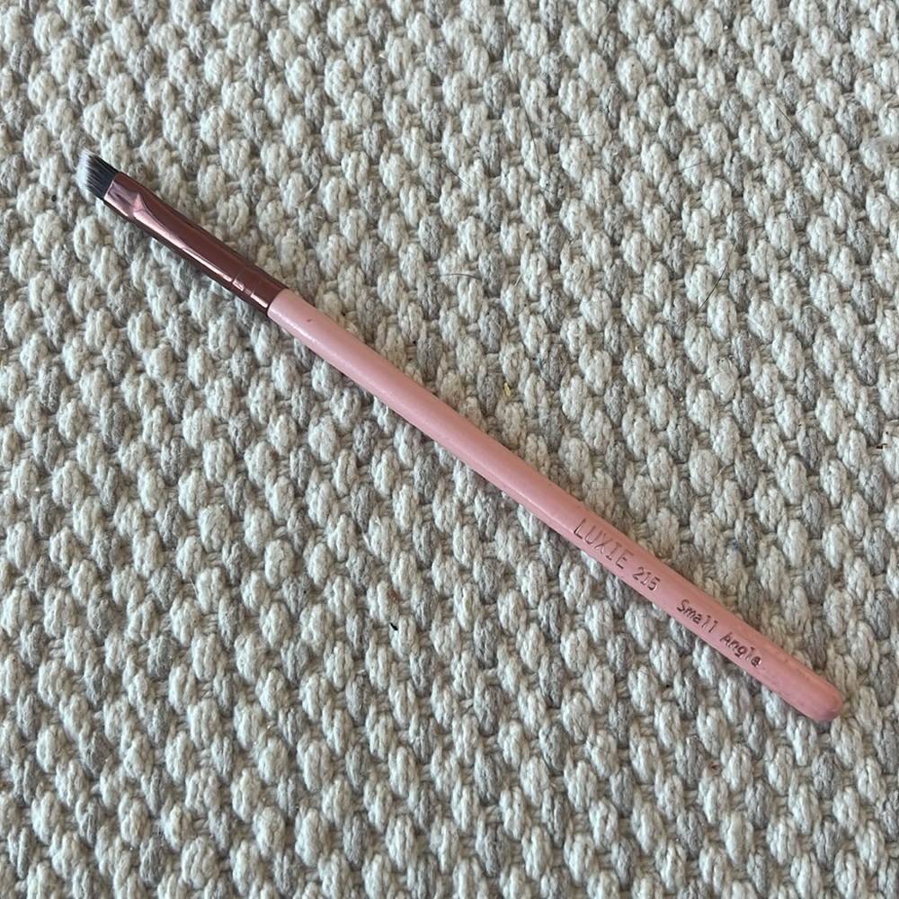 Luxie 215 small angle brush